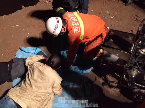 凌晨3点，救援现场下起了雨，越下越大，对救援形成干扰，有村民送来了伞遮住井口，挖掘工作仍在艰难进行中。