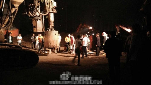 绳索捆绑的执法记录仪放至井下31到32米之间的位置再无法下探。救援人员初步判断应是小男孩被困的位置。从取上来的执法记录仪里，能听到了孩子的抽泣声。