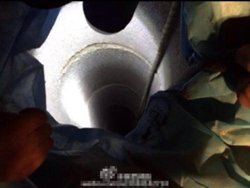 现场调集七台挖掘机参与救援，大坑挖至十多米。官兵们放下的蛇眼探测仪的有效探测距离是20米，但并未捕捉到孩子的影像，说明孩子落井的深度还在20米深以下。救援人员将民警的执法记录仪用绳索固定，下探查看孩子情况。