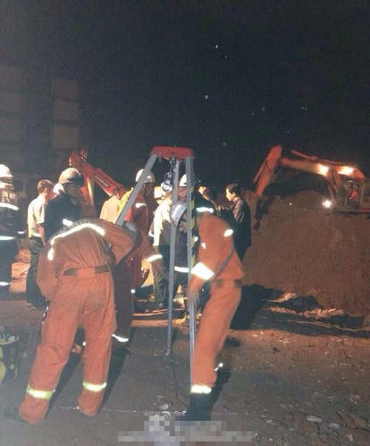 现场指挥部确定两套救援方案同时开展，一套方案为：现场挖掘机继续在一侧挖掘大坑。第二套方案为：在井的旁边再钻一个竖井，钻到和孩子相同的深度，再打斜洞展开营救。大型钻井设备已就位，救援仍在紧张进行中。