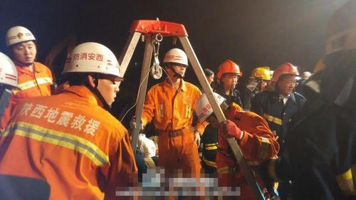 钻井机作业停止，消防战士已下井展开营救。（新打的井井口直径约80厘米,只能供一名战士下井救援）