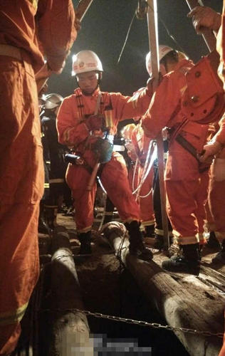 钻井机作业停止，消防战士已下井展开营救。（新打的井井口直径约80厘米,只能供一名战士下井救援）1