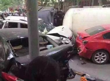 偃师车祸:大罐车惨烈冲进闹市 2死24伤 偃师车祸:大罐车惨烈冲进闹市 2死24伤