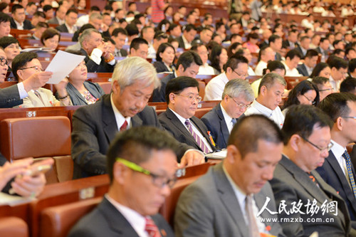 5、深圳市政协六届一次会议5月28日开幕，委员们认真听会_副本