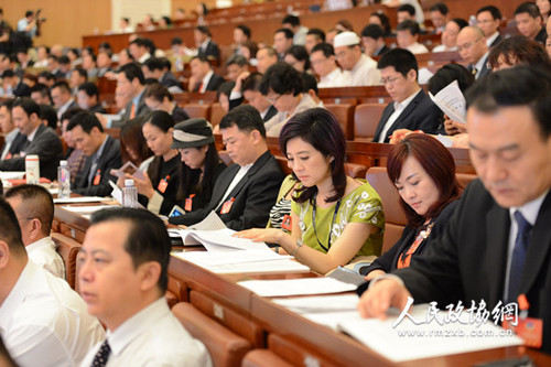 6、深圳市政协六届一次会议5月28日开幕，委员们认真听会_副本