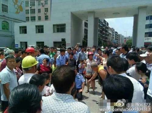 据报道，杨波、唐建玉之前所反映的问题当地领导非常重视，多次接访，并召集相关部门对其反映的问题进行了调查并依法依规作出了处理，但杨波、唐建玉等人认为处理结果未达到个人诉求目的，又再次上访。图为事发现场。