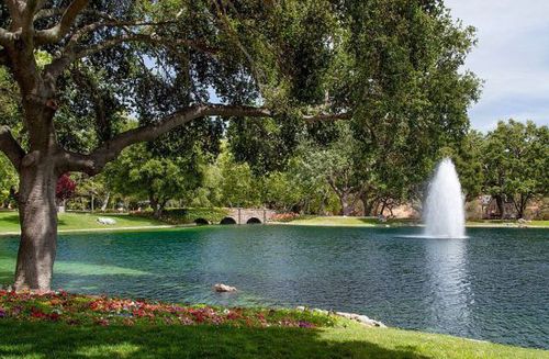 “梦幻庄园”中的主宅位于两个湖泊之间，占地面积1115平方米，共有6个卧室和一个员工宿舍。