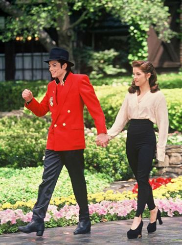 “梦幻庄园”是杰克逊与丽莎·玛丽·普雷斯利（Lisa Marie Presley）结婚的地方，两人1996年离婚。