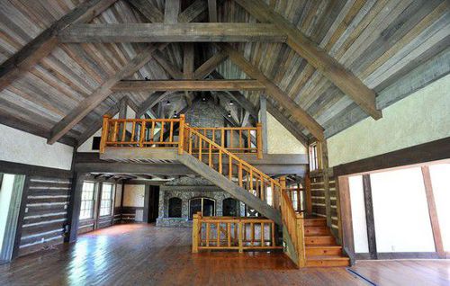 杰克逊以前的游乐中心分为两层，里面曾到处都是视频游戏机。