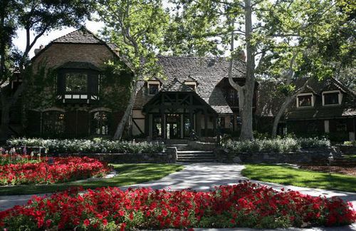 新的买家将拥有22栋建筑，包括一幢诺曼底式主楼。