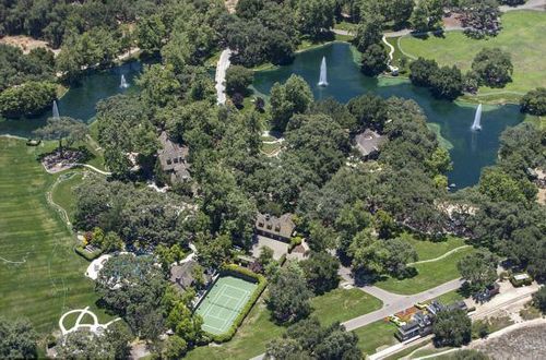 游乐园被拆除后，里面进行了大量改造，包括带有小屋的游泳池、篮球场、网球场以及烧烤区等。此外，还有能容纳50人的家庭影院，配有私人观景阳台。