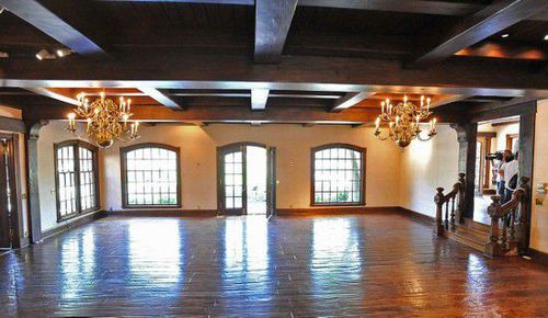 主屋大房间中装饰着精美的黄金吊灯，窗户也非常大，光线充足。