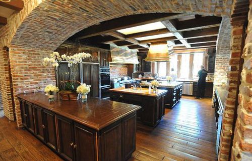 主屋的厨房，有很多柜台，用砖墙建造。