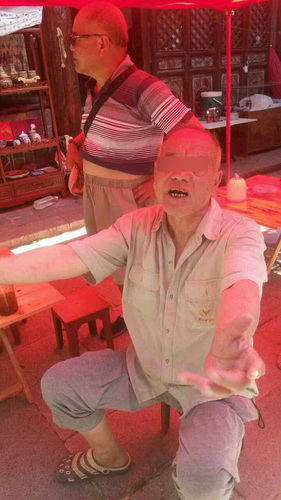 产妇家属指称，这两人就是当时的施暴者。