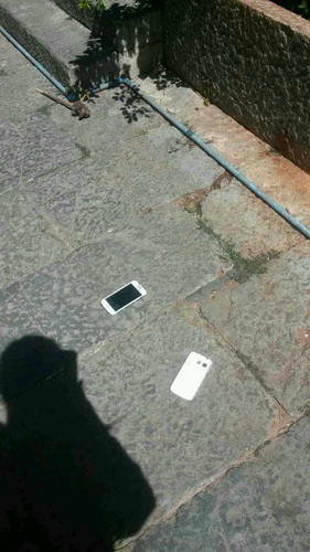 家属称，这是报警时被打人者抢夺后摔在地上的手机。