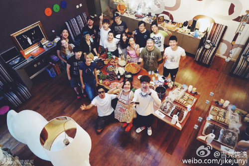 6月2日，歌手吉克隽逸通过微博晒出一组在刘欢家庆祝六一的照片，照片中，吉克隽逸等一行人不仅在刘欢家享受丰盛的美食，更和刘欢一起弹琴演奏，非?；独?。