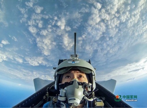 成为一名女飞行员也会是很多女孩的梦想。图为女飞行员陶佳莉驾驶歼-10战机翱翔蓝天。谭超 摄