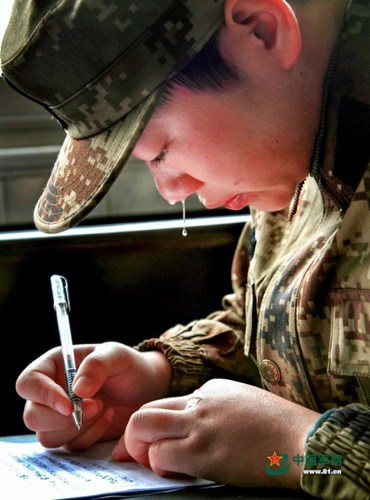 进军营，你写第一封家书时难免会想家流泪。刘志云 摄
