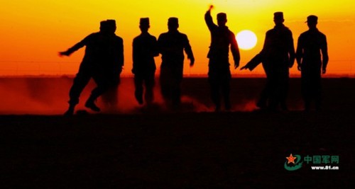 伴着夕阳结束一天的工作，这个时刻感觉一天过得都很充实。李爱明摄