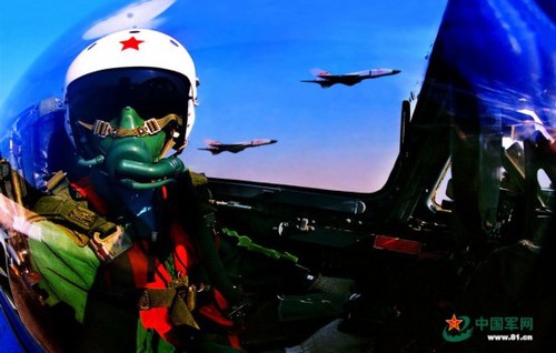驾驶战机冲上云霄。卢炳广 摄