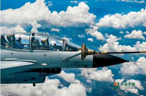 你甚至可以驾驶加油机在空中为你的战友所驾驶的战机加油。沈玲摄