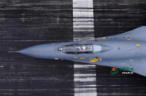 所有的起飞离不开千百次的练习。图为“金头盔”蒋佳冀驾驶战机奔向起飞线，宛如一把出鞘利剑。刘应华 摄