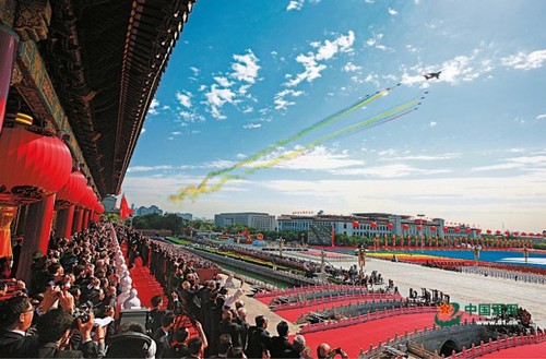 遇上国庆阅兵这样的重大活动，驾驶战机飞过天安门会成为你一辈子的荣耀记忆。张雷 摄