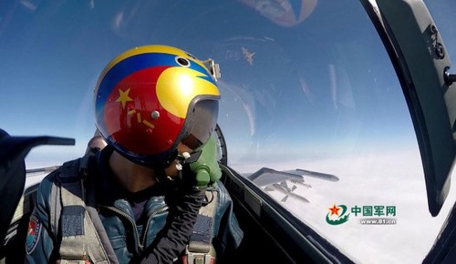 作为飞行员，演练时要时刻保持清醒的头脑。图为飞行员蒋佳冀和战友在蓝天对战，突然发现被对手咬住，他随即采取应对措施。刘应华摄