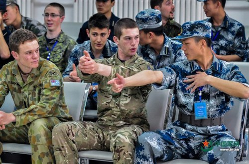 和其他国家的同行交流促使自己进步。陈瀚 摄影