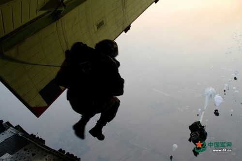 你会克服各种恐惧，跳伞时面向大地，纵身一跃。图为空降兵跳伞。王海涛 摄