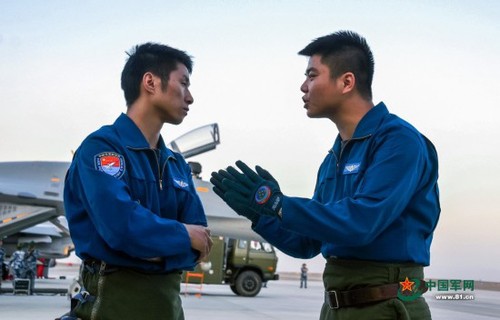 你也许和战友进行业务探讨争得面红耳赤，但是这不会影响你的战友情谊，只会提高你的飞行技术。陈庆顺 摄