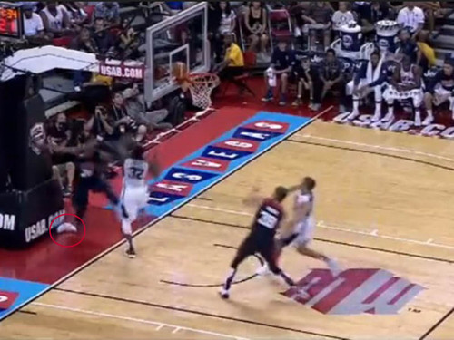 就在今天，美国男篮训练营内部对抗赛上，步行者当家球星乔治遭遇重伤，在封盖哈登的时候不慎跌倒，右小腿反折90度，令人不忍直视，场面相当恐怖。（红圈处即为乔治断腿瞬间）