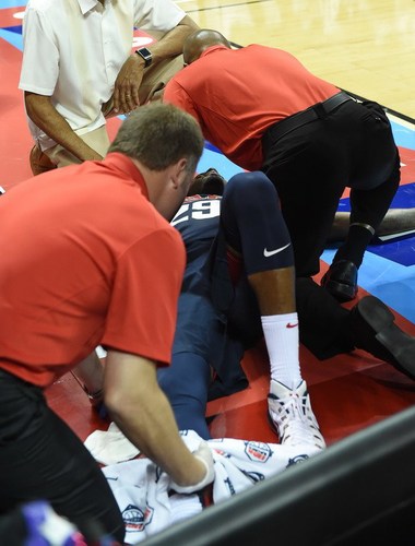 乔治腿部重伤被抬出3