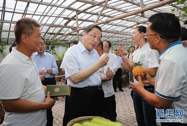 6月13日，中共中央政治局常委、全国政协主席俞正声来到厦门市海沧区青礁村院前社出席两岸“同名村、心连心”交流活动，并与部分前来参加第七届海峡论坛的乡亲座谈。这是俞正声来到城市菜地管理房，听取两岸青年代表介绍共创“济生缘合作社”情况。 新华社记者刘卫兵