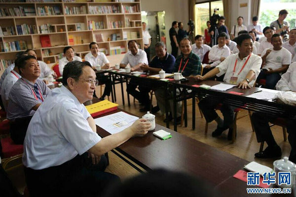 6月13日，中共中央政治局常委、全国政协主席俞正声来到厦门市海沧区青礁村院前社出席两岸“同名村、心连心”交流活动，并与部分前来参加第七届海峡论坛的乡亲座谈。这是俞正声与前来参加海峡论坛的部分两岸同名村乡亲交流座谈。 新华社记者刘卫兵摄