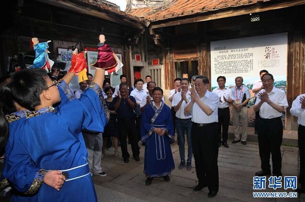 6月13日，中共中央政治局常委、全国政协主席俞正声来到厦门市海沧区青礁村院前社出席两岸“同名村、心连心”交流活动，并与部分前来参加第七届海峡论坛的乡亲座谈。这是俞正声在闽南古厝大夫第看望上国学课的“两岸阳光故事家族”师生，观看学生的传统文化表演。 新