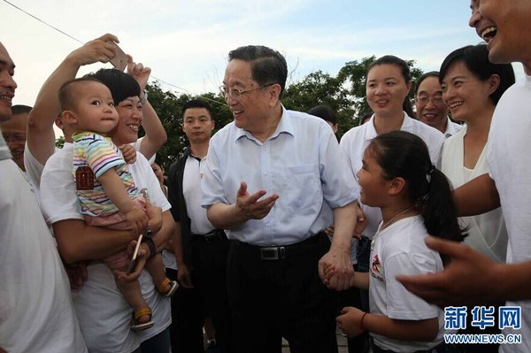 6月13日，中共中央政治局常委、全国政协主席俞正声来到厦门市海沧区青礁村院前社出席两岸“同名村、心连心”交流活动，并与部分前来参加第七届海峡论坛的乡亲座谈。这是俞正声在社区的小路上与两岸同名村的乡亲亲切交谈。 新华社记者刘卫兵摄