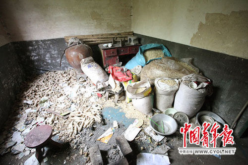 　6月11日，在4兄妹住的三层小楼里，一个房间堆满了玉米。白皓 摄