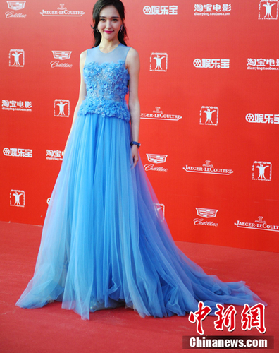 6月13日晚，第十八届上海国际电影节开幕式红毯仪式在上海大剧院举行，来自国内外的400多位电影人齐聚一堂，星光璀璨。 图为唐嫣走红毯。 中新社发 袁婧 摄