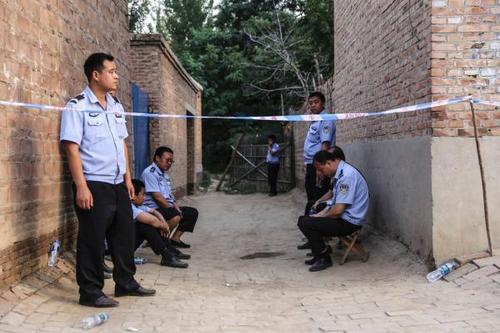 警察在发生枪战的一处现场警戒。澎湃新闻记者 李坤 图