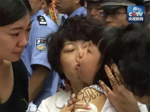 烈士袁帅的妻子和不满3岁的女儿。