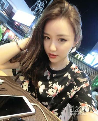 王思聪雪梨看演唱会曝雪梨来历私照 王思聪绯闻女友胸围PK