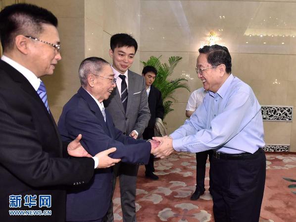 6月23日，中共中央政治局常委、全国政协主席俞正声在北京出席谭元寿先生舞台生活80周年座谈会，并会见谭元寿先生及其亲属。这是座谈会开始前，俞正声与谭元寿亲切握手交谈。 新华社记者 李涛 摄