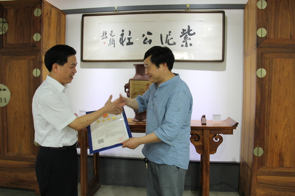 2 宜兴市人民政府副市长储红飙向”壶乐汇创客空间“负责人赵炎颁布证书