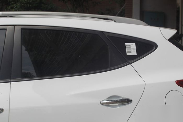 湖南4岁男童被锁车中身亡-车窗全是手印3