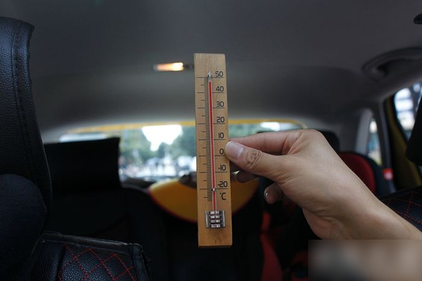 湖南4岁男童被锁车中身亡-车窗全是手印2