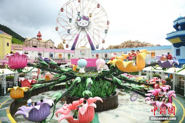 7月1日，中国首家HELLOKITTY主题公园正式开园，不少市民前来游玩。7月1日正式开园起，每周五周六都安排盛大的夜游活动，时间为当天16：00—21：00。在夜游活动上巡游的每个花车都闪烁着耀眼的光芒。整个巡游队伍在欢乐音乐的伴奏下，光彩四射，梦幻非凡。 中新社发 李晨韵 摄