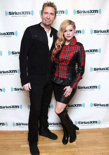 五分钱乐队的主唱，也就是艾薇儿的丈夫查德·克罗格，近日在被检查出喉头有囊肿需要手术后，取消了该乐队在北美举办的演唱会。