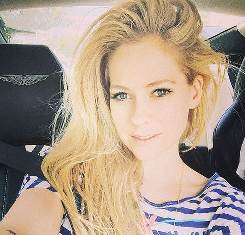 周一，艾薇儿在Instagram账号上发了一张自拍，并说道：“对着镜头哭泣是很尴尬的。感谢上帝，我终于开始康复了，的生活重新有了起色，我也决定开始准备帮助别人了。”