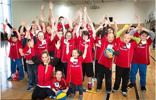 7月25日艾薇儿将在洛杉矶举办的特奥会开幕仪式上献唱新歌《Fly》，这也标志她将重返舞台。